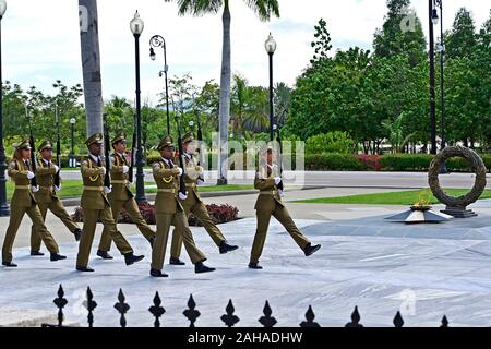 01.08.2019, Santiago de Cuba, Santiago de Cuba, Kuba - Blick auf den Friedhof Santa Ifigenia. Jede halbe Stunde Ändern des Schutzes der Soldaten an der M Stockfoto