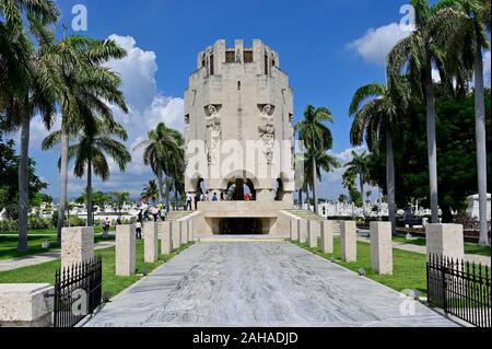 01.08.2019, Santiago de Cuba, Santiago de Cuba, Kuba - Blick auf das Grabmal von Jose Marti auf dem Friedhof Santa Ifigenia. 0 RL 190801 D 027 CAROEX.JPG Stockfoto