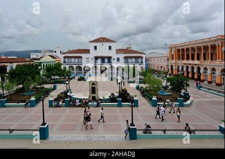 01.08.2019, Santiago de Cuba, Santiago de Cuba, Kuba - Blick auf die Stadt Halle am Parque Cespedes. Vom Balkon aus Holz Fidel Castro angekündigt. Stockfoto