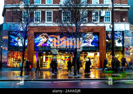 Vorderseite des Disney Store auf der Oxford Street im Winter, London, UK Stockfoto