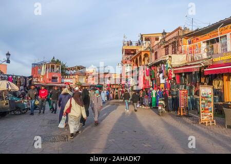 Eintritt in Souk, mit Cafe de France, Hotel-Restaurant auf der rechten Seite, Jemaa el-Fnaa Platz, Marrakesch, Marokko. Stockfoto