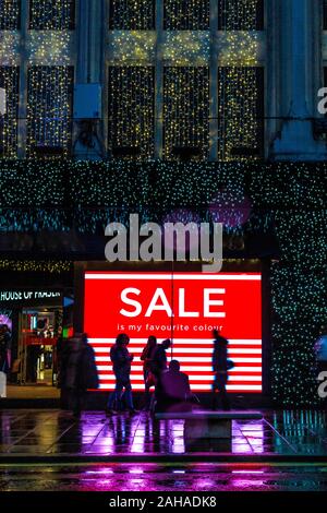Eine große beleuchtete Verkauf Zeichen in der Oxford Street im Weihnachtsgeschäft, London, UK Stockfoto