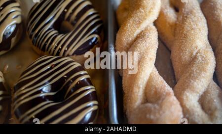 Zwei Fächer von vegan Donuts in Nahaufnahme. Stockfoto