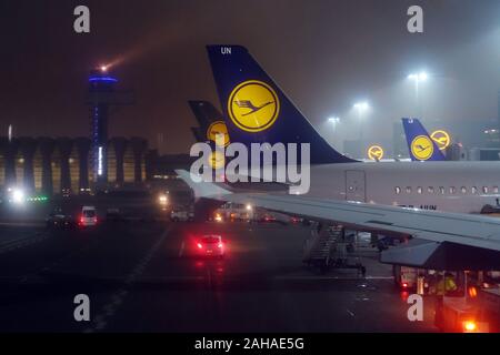 05.12.2016, Frankfurt am Main, Hessen, Deutschland - Lufthansa Flugzeuge in der Nacht am Flughafen Frankfurt. 00 S 161205 D 051 CAROEX.JPG [MODEL RELEASE: NEIN PROPERTY Stockfoto