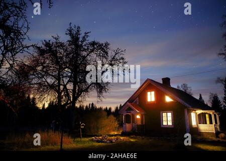 12.04.2017, Hovmantorp, sölvesborgs Län, Schweden - Ferienhaus aus Holz in den Abend. 00 S 170412 D 055 CAROEX.JPG [MODEL RELEASE: NICHT ZUTREFFEND, EIGENTUM RELE Stockfoto