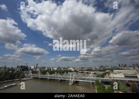 24.05.2017, London, Großbritannien - Ansicht der Hungerford Bridge, Charing Cross Bahnhof entfernt und Waterloo Bridge über die Themse. 00 S 170524 D 087 CAROEX.JPG [MOD Stockfoto