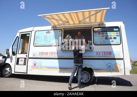 25.05.2017, Portsmouth, Isle of Wight, Großbritannien - Junge kauft ein Eis von einem ice cream Van. 00 S 170525 D 107 CAROEX.JPG [MODEL RELEASE: NEIN, RICHTIGE Stockfoto