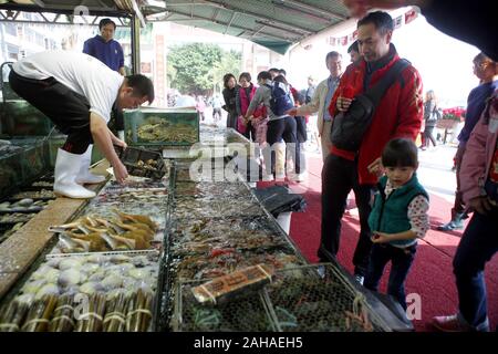 09.12.2017, Hong Kong, Hong Kong, China - Menschen an der Lei Yue Mun Fischmarkt. 00 S 171209 D 167 CAROEX.JPG [MODEL RELEASE: NEIN PROPERTY RELEASE: NEIN (c) Stockfoto