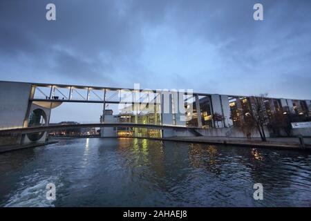 15.12.2017, Berlin, Berlin, Deutschland - Ansicht des Paul-Loebe-Haus (links) und das Marie-Elisabeth-Lueders-Haus am Abend von der Spree. 00 S 171215 Stockfoto