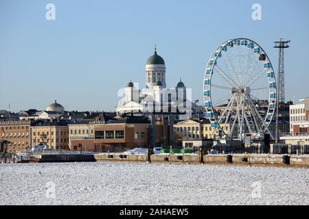 01.03.2018, Helsinki, Finnland - Blick auf die Kathedrale und das Riesenrad am Hafen von die gefrorene Ostsee. 00 S 180301 D 230 CAROEX.JPG [MODELL Stockfoto