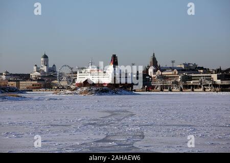 01.03.2018, Helsinki, Finnland - Blick auf die Kathedrale und das Riesenrad am Hafen von die gefrorene Ostsee. 00 S 180301 D 231 CAROEX.JPG [MODELL Stockfoto