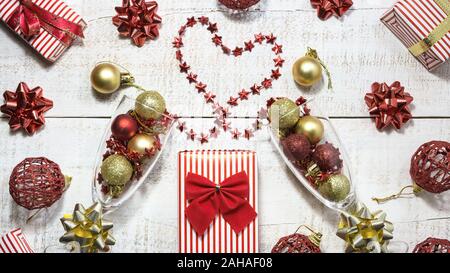 Weihnachten und Neujahr Urlaub oder festliche Karte. Champagner Gläser, Geschenk und festliche Dekoration über weiß Holz- Hintergrund. Flach, Ansicht von oben mit c Stockfoto