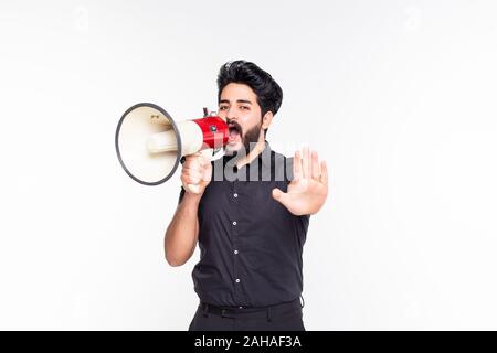 Junger Mann schön Schreien mit Megaphon auf weißem Hintergrund Stockfoto