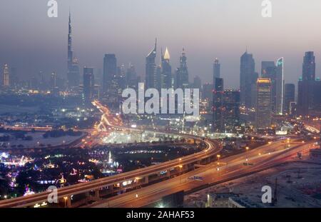 28.03.2018, Dubai, Vereinigte Arabische Emirate - Blick von der Dubai Frame auf die Skyline am Abend. 00 S 180328 D 175 CAROEX.JPG [MODEL RELEASE: NICHT APPLI Stockfoto