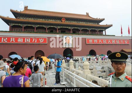 06.08.2012, Peking, China - Touristen vor der Verbotenen Stadt auf dem Platz des Himmlischen Friedens mit einem Porträt des großen Vorsitzenden Mao über dem Eingang. 0 SL1208 Stockfoto