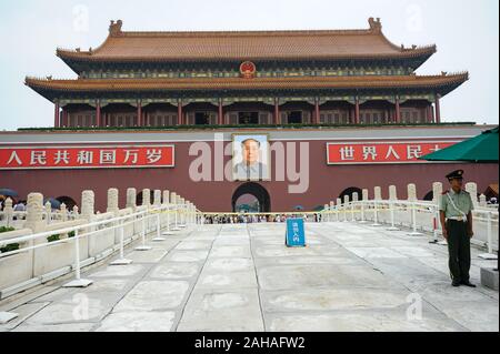 06.08.2012, Peking, China - eine Wache steht vor der Verbotenen Stadt, dem Platz des Himmlischen Friedens mit einem Porträt des großen Vorsitzenden Mao über dem Eingang. 0 Stockfoto
