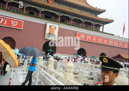 06.08.2012, Peking, China - Touristen vor der Verbotenen Stadt, dem Platz des Himmlischen Friedens mit einem Porträt des großen Vorsitzenden Mao über dem Eingang. 0 SL1208 Stockfoto