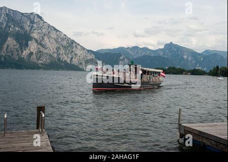 17.06.2019, Altmuenster, Oberösterreich, Österreich - Touristen nehmen eine kleine Bootsfahrt auf dem Traunsee mit dem Traunstein im Hintergrund. 0 SL 190617 D001 Stockfoto