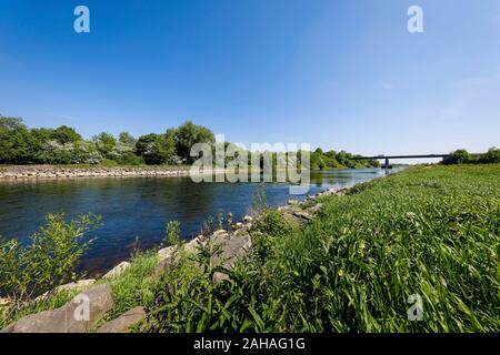 04.05.2019, Kreis Wesel, Nordrhein-Westfalen, Deutschland - Lippe an der Mündung des Flusses Lippemuendung, Panoramablick in Richtung der Brücke Schillst Stockfoto