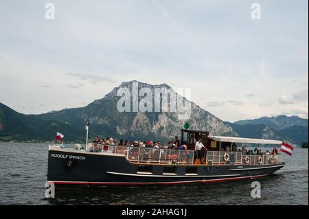 17.06.2019, Altmuenster, Oberösterreich, Österreich - Touristen machen eine kleine Bootsfahrt auf dem Traunsee mit dem Traunstein im Hintergrund. 0 SL 190617 D002 Stockfoto