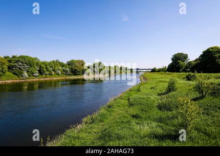 04.05.2019, Kreis Wesel, Nordrhein-Westfalen, Deutschland - Lippe an der Mündung des Flusses Lippemuendung, Aussicht in Richtung der Brücke Schillstr Stockfoto