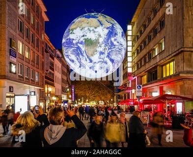 31.10.2019, Essen, Nordrhein-Westfalen, Deutschland - Essen Licht Festival in der Innenstadt von Essen, hier die Installation GAIA, die beleuchteten Globus in der Stockfoto