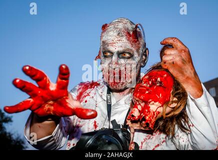 31.10.2019, Essen, Nordrhein-Westfalen, Deutschland - Zombie walk auf Halloween Abend in der Essener Innenstadt. 00 X 191031 D008 CAROEX.JPG [MODEL RELEASE: NEIN, P Stockfoto