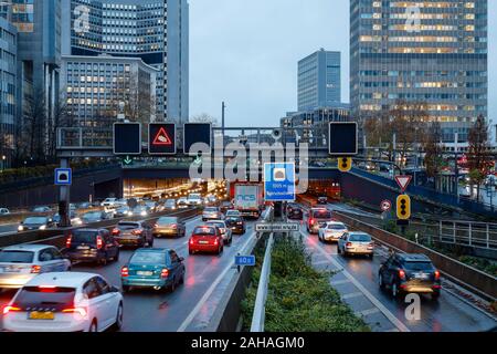 28.11.2019, Essen, Nordrhein-Westfalen, Deutschland - Autobahn A 40 während der Rush Hour Traffic in der Essener Innenstadt. 00 X 191128 D 022 CAROEX.JPG [MODELL RELEAS Stockfoto