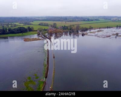 Felder sind in der Nähe von Harbridge, 2,5 km nördlich von Ringwood in Hampshire überflutet, nachdem der Fluss Avon seine Banken platzen. Stockfoto