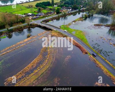 Felder sind in der Nähe von Harbridge, 2,5 km nördlich von Ringwood in Hampshire überflutet, nachdem der Fluss Avon seine Banken platzen. Stockfoto