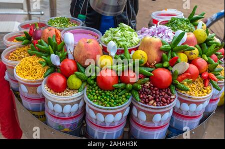 Nahaufnahme der Bestandteile von O'Meara Muri. Indische berühmten Snacks puffreis von würzigen Mischung. Selektiver Fokus verwendet. Stockfoto