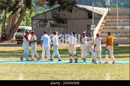 Riebeeck West, Swartland, Western Cape, Südafrika. November 2019. Riebeeck West Krieger home Boden. Cricketers schütteln die Hände am Ende eines Spiels Stockfoto