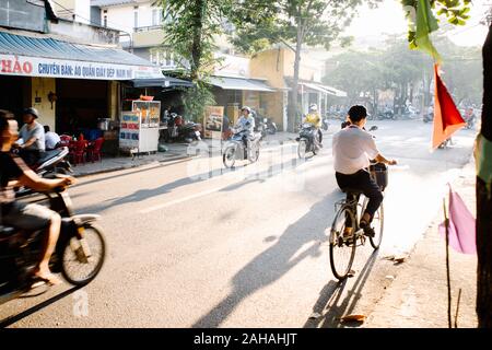 Vietnamesische Pendler sind Reiten Ihre Motorräder am frühen Morgen zu arbeiten. Stockfoto