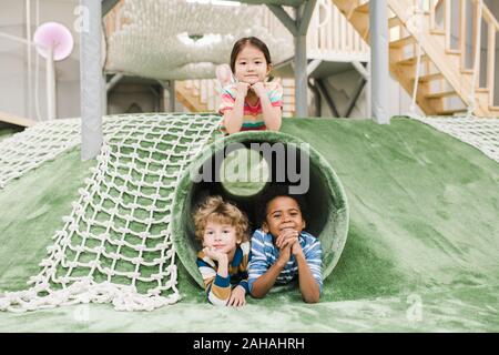 Freundlich interkulturelle kleine Kinder in Ruhe am Spielplatz an der Freizeitanlage Stockfoto