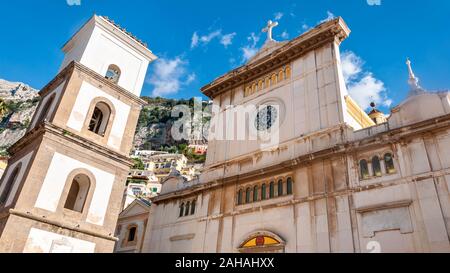 Positano, einem wunderschönen Dorf und Badeort an der berühmten Amalfiküste, hinter dem Golf von Neapel und in der Nähe von Amalfi, Sorrent und Pompeji. Stockfoto