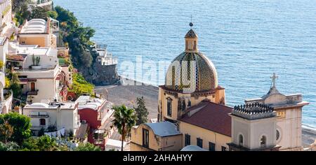Positano, einem wunderschönen Dorf und Badeort an der berühmten Amalfiküste, hinter dem Golf von Neapel und in der Nähe von Amalfi, Sorrent und Pompeji. Stockfoto