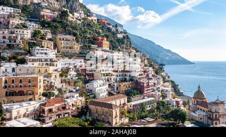 Positano, einem wunderschönen Dorf und Badeort an der berühmten Amalfiküste, hinter dem Golf von Neapel und in der Nähe von Amalfi, Sorrent und Pompeji. Stockfoto