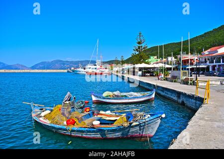 Ein Blick entlang der Uferstraße im hübschen Küstenort Sami. Traditionelle kleine Fischerboote im Vordergrund günstig mit einer Reihe von Restaurants hinter sich. Stockfoto