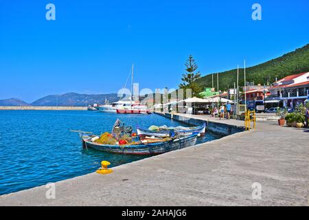 Ein Blick entlang der Uferstraße im hübschen Küstenort Sami. Traditionelle kleine Fischerboote im Vordergrund günstig mit einer Reihe von Restaurants hinter sich. Stockfoto