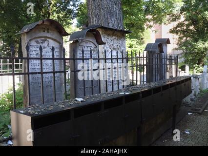 Krakau. Krakau. Polen. Kazimierz, dem ehemaligen jüdischen Viertel. Remuh (Abtreten) Friedhof von Remuh Synagoge. Die Gräber der Rabbiner Isserles und seiner Familie. Stockfoto