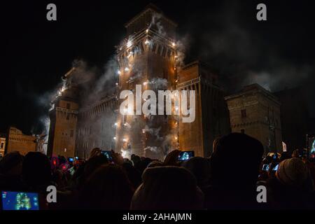 Feuerwerk für Silvester in Ferrara, Emilia-Romagna, Italien Stockfoto