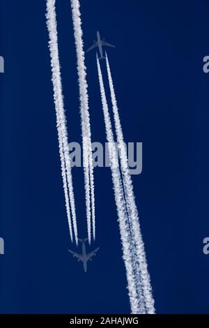 Zwei Flugzeuge mit kondensstreifen am blauen Himmel Stockfoto