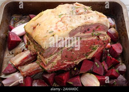 Rippe oder Rack von Rindfleisch bereit, in den Backofen zu gehen. Nicht gegartem Rindfleisch gemeinsame vorbereitet, gewürzt und mit Gemüse. Stockfoto