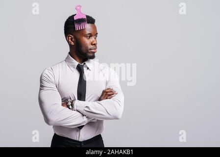 Ein Porträt der jungen modernen afrikanischen Mann mit kurzen Haaren und spezielle rose Bürste. Platz kopieren Stockfoto