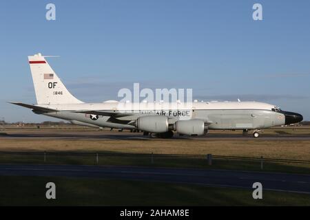 USAF Boeing RC-135V Nietverbindung Rollen für die Abfahrt an RAF Mildenhall am frühen Morgen Sonnenschein. Stockfoto