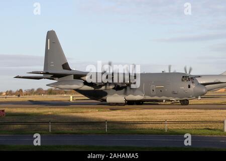 MC-130J von der 67th SOS heraus rollen für eine Abreise am Morgen an RAF Mildenhall. Stockfoto