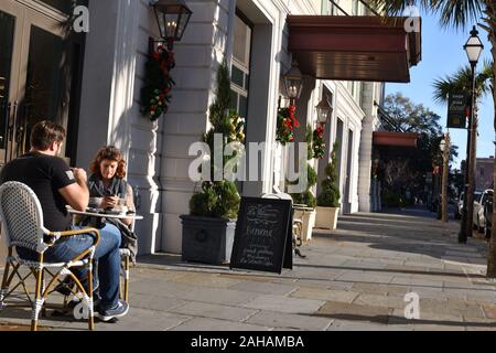 Marion Square im Herzen von Charleston, SC während der Weihnachtszeit mit Lichterketten auf neary Bäume, Staturen und Weihnachtsbäumen Stockfoto