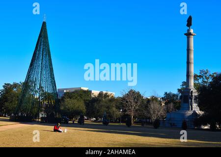 Marion Square im Herzen von Charleston, SC während der Weihnachtszeit mit Lichterketten auf neary Bäume, Staturen und Weihnachtsbäumen Stockfoto