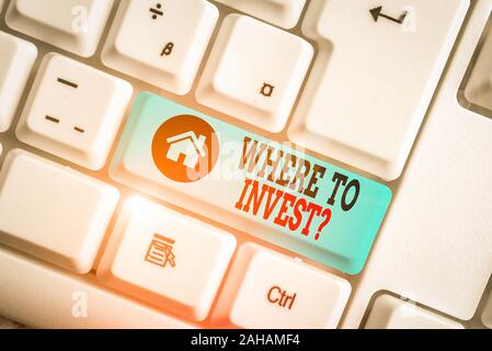 Text Zeichen, die zeigen, wo zu investieren. Business Foto Text fragen, wo Geld in finanzielle Regelungen oder Aktien Weiß pc-Tastatur mit e Stockfoto