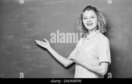 Lehre könnte mehr Spaß machen. Lehrer der beste Freund von Lernenden. Guter Lehrer ist Meister der Vereinfachung. Frau Lehrerin vor der Tafel. Lehrer hart Thema erklären. Über Wissen leidenschaftlich. Stockfoto